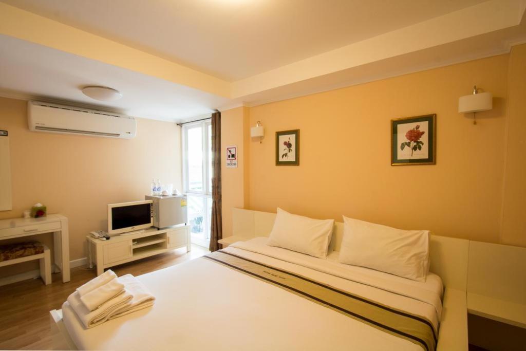 Triple Palms House Hotel Chiang Mai Exterior photo